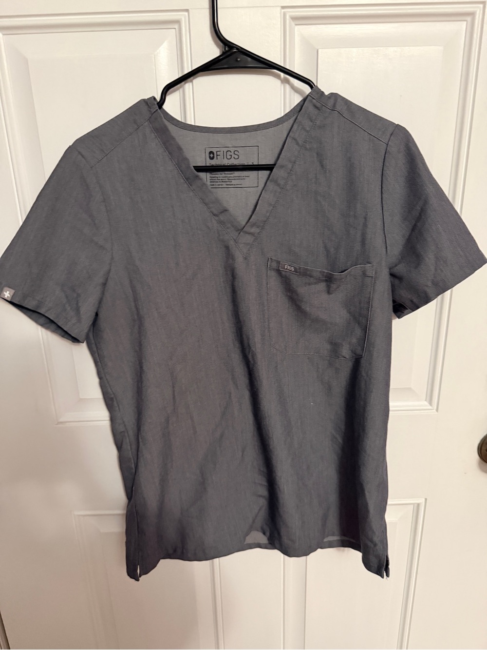 Figs Women’s Short Sleeve V-Neck Scrub Top in Charcoal Gray